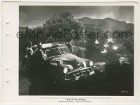 8r965 WAR OF THE WORLDS 8x11 key book still '53 Gene Barry & police by car look at trail of fire!