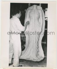 8r855 SPELLBOUND candid 8.25x10 still '45 finishing the plaster statue for Dali dream sequence!