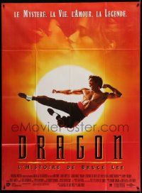 8t693 DRAGON: THE BRUCE LEE STORY French 1p '93 Bruce Lee bio, cool image of Jason Scott Lee!