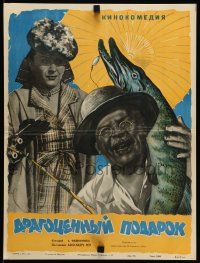 9b636 DRAGOTSENNYY PODAROK Russian 15x20 '56 Manukhin art of man w/fish & disapproving woman!