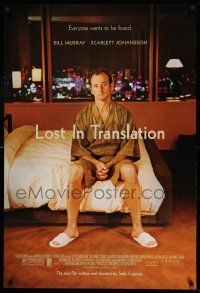 9c526 LOST IN TRANSLATION DS 1sh '03 image of lonely Bill Murray in Tokyo, Sofia Coppola!