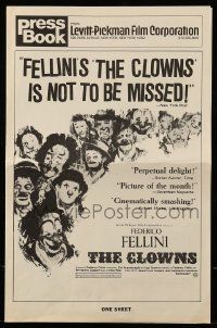 9d634 CLOWNS pressbook '71 Federico Fellini, wonderful artwork of many circus clowns!