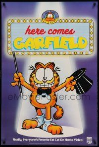 9k742 HERE COMES GARFIELD 26x38 video poster R90 wacky cartoon art of the cat with top hat!