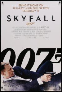 9k795 SKYFALL 27x40 video poster '12 cool c/u of Daniel Craig as James Bond on back shooting gun!