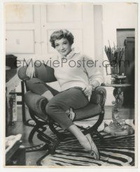 9m187 CLAUDETTE COLBERT deluxe 8x10 still '60s great candid relaxing in a chair at her home!