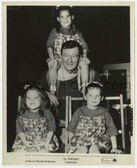 9m258 EL DORADO candid 8x10 still '66 John Wayne with young girls on set, Howard Hawks classic!
