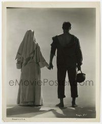 9m349 HEAVEN KNOWS MR. ALLISON 8x10 still '57 Robert Mitchum & nun Deborah Kerr from behind!