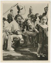 9m683 SPARTACUS candid 8.25x10 still '61 Olivier & Jean Simmons with her young daughter on set!