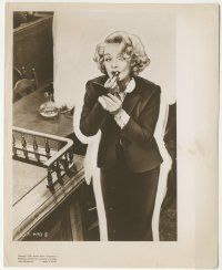 9m810 WITNESS FOR THE PROSECUTION 8.25x10 still '58 Marlene Dietrich applying lipstick in court!