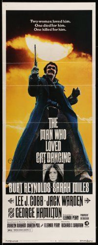 9w157 MAN WHO LOVED CAT DANCING insert '73 great full-length image of Burt Reynolds with gun!