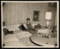 1a954 KIM NOVAK 2 8x10 stills '58 great images from her new hilltop home by Crosby!