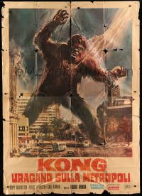 1b146 WAR OF THE GARGANTUAS Italian 2p R76 different Piovano art of King Kong monster over city!