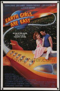 1g281 EARTH GIRLS ARE EASY 1sh '89 great image of Geena Davis & alien Jeff Goldblum on space ship!