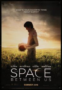 1g835 SPACE BETWEEN US teaser DS 1sh '16 Asa Butterfield, what's your favorite thing about Earth?