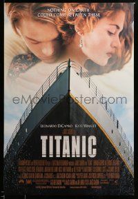 1g927 TITANIC DS 1sh '97 James Cameron, great romantic image of Leonardo DiCaprio & Kate Winslet!