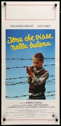 1h464 LOOK TO THE SKY Italian locandina '93 Jona che visse nella balena, boy behind barbed wire!