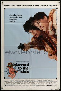 1j579 MARRIED TO THE MOB 1sh '88 great image of Michelle Pfeiffer with gun & Matthew Modine!