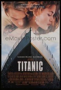 1r952 TITANIC DS 1sh '97 James Cameron, great romantic image of Leonardo DiCaprio & Kate Winslet!