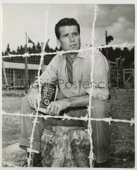 1s391 GREAT ESCAPE candid 7.25x9.25 still '63 James Garner w/Rise & Fall of the Third Reich book!