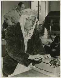 1s545 LAWRENCE OF ARABIA candid 7.5x9.5 still '62 Peter O'Toole smoking in costume at typewriter!