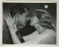 1s661 NORTH BY NORTHWEST 8x10.25 still '59 Cary Grant & beautiful Eva Marie Saint about to kiss!