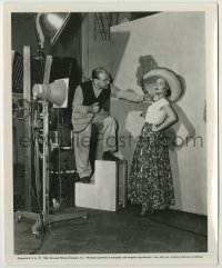 1s737 RAY JONES 8.25x10 still '53 the Universal photographer with an actress in his studio!