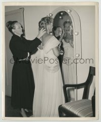 1s861 SUN COMES UP candid 8.25x10 still '48 Jeanette MacDonald has some last minute hair touch up!