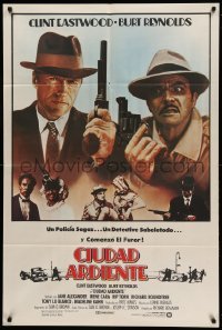 2c218 CITY HEAT Argentinean '84 great image of cops Clint Eastwood & Burt Reynolds with guns!