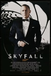 2g893 SKYFALL int'l advance DS 1sh '12 October style, Craig as James Bond standing in gun barrel!