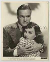 2j0455 BOB HOPE signed 8x10 still '39 great c/u with Paulette Goddard in The Cat and the Canary!
