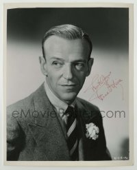2j0504 FRED ASTAIRE signed 8x10 still '48 great head & shoulders portrait from Easter Parade!