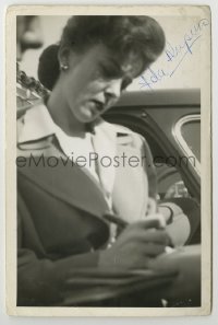 2j0529 IDA LUPINO signed 4x6 still '40s great close up signing an autograph by her car!