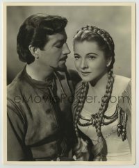 2j0558 JOAN FONTAINE signed deluxe 8x9.75 still '52 close up with Robert Taylor from Ivanhoe!
