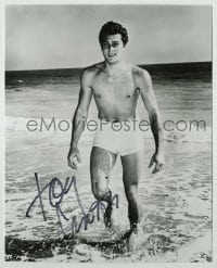 2j1351 TONY CURTIS signed 8x10 REPRO still '01 full-length wearing swimsuit at the beach!