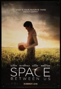 2t809 SPACE BETWEEN US teaser DS 1sh '16 Asa Butterfield, what's your favorite thing about Earth?