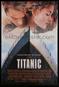 2t906 TITANIC 1sh '97 great romantic image of Leonardo DiCaprio & Kate Winslet!