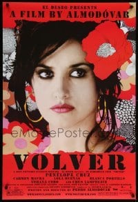 2t962 VOLVER DS 1sh '07 Almodovar, sexy Penelope Cruz surrounded by flowers!