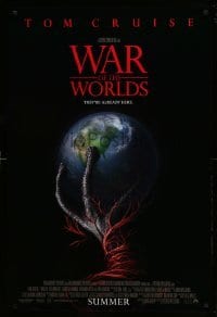 2t968 WAR OF THE WORLDS advance 1sh '05 Spielberg, alien hand holding Earth, red title design!