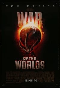 2t969 WAR OF THE WORLDS advance DS 1sh '05 Spielberg, alien hand holding Earth, white title design
