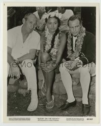 2w685 MUTINY ON THE BOUNTY candid 8.25x10.25 still '62 Lewis Milestone, Marlon Brando & sexy Tarita!