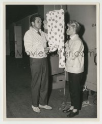 2w734 PAJAMA GAME candid 8.25x10 still '57 Doris Day & John Raitt pose with prop by Pat Clark!