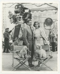 2w898 SUNDAY IN NEW YORK candid deluxe 8.25x10 still '64 Rod Taylor & Jane Fonda w/ poodles on set!