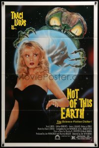 3f642 NOT OF THIS EARTH 1sh '88 sexy Traci Lords, artwork of creepy bug-eyed alien!