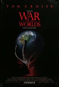 3k981 WAR OF THE WORLDS advance 1sh '05 Spielberg, alien hand holding Earth, red title design!