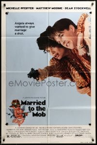 3p522 MARRIED TO THE MOB 1sh '88 great image of Michelle Pfeiffer with gun & Matthew Modine!