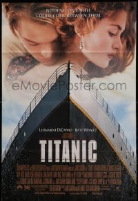 3p918 TITANIC 1sh '97 great romantic image of Leonardo DiCaprio & Kate Winslet!