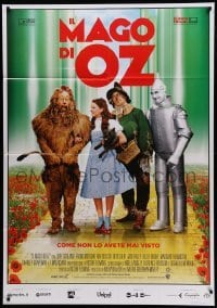 3r996 WIZARD OF OZ Italian 1p R16 best image of Judy Garland & co-stars on the Yellow Brick Road!