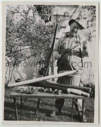 3s334 GUY KIBBEE 8x10 news photo '30s the character actor getting ready to go fishing near home!