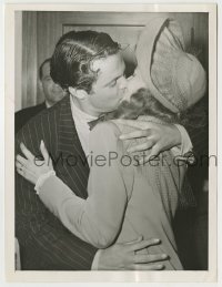 3s634 RITA HAYWORTH/ORSON WELLES 6x8 news photo '43 passionately kissing at their surprise wedding!