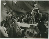 3s635 RIVER OF NO RETURN 7.5x9.5 still '54 Mitchum & crowd watch sexy Marilyn Monroe with guitar!